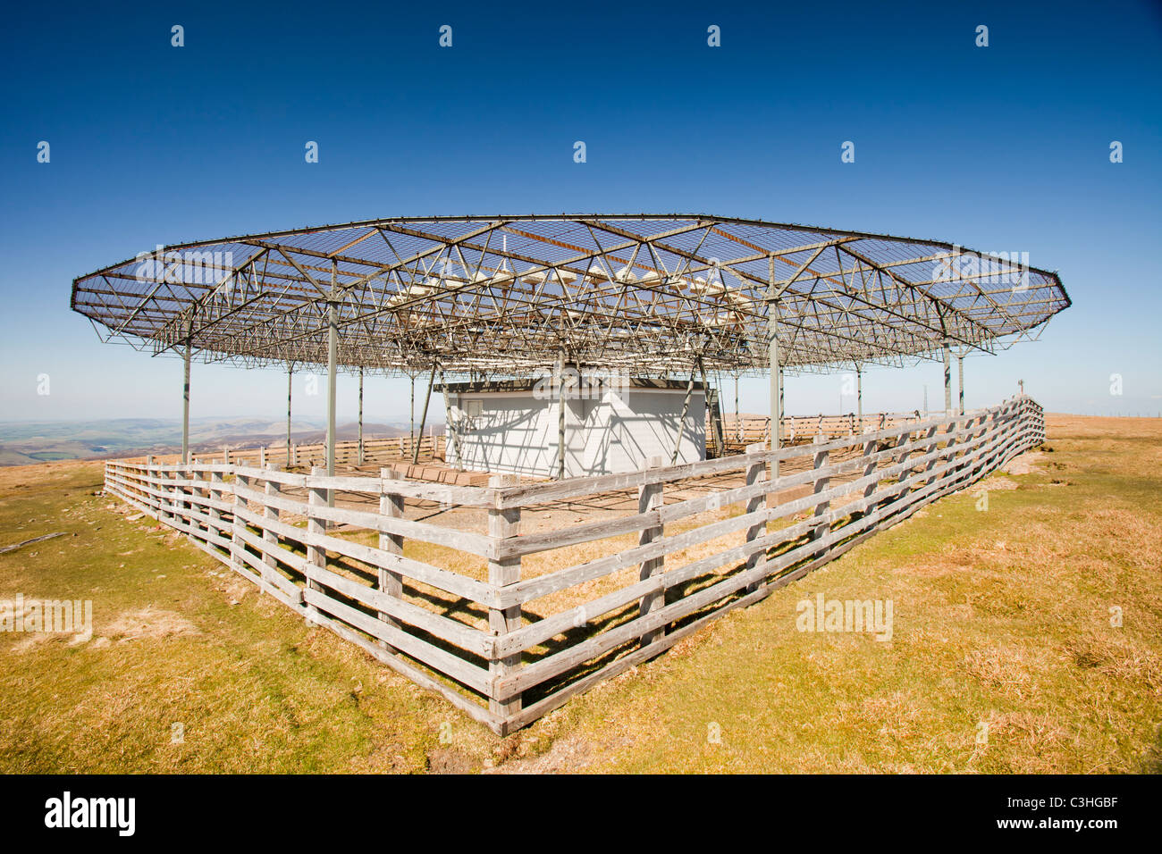 Un radiofaro VOR sulla sommità di un ampio diritto, la seconda vetta più alta nel sud altopiani, Scotland, Regno Unito. Foto Stock