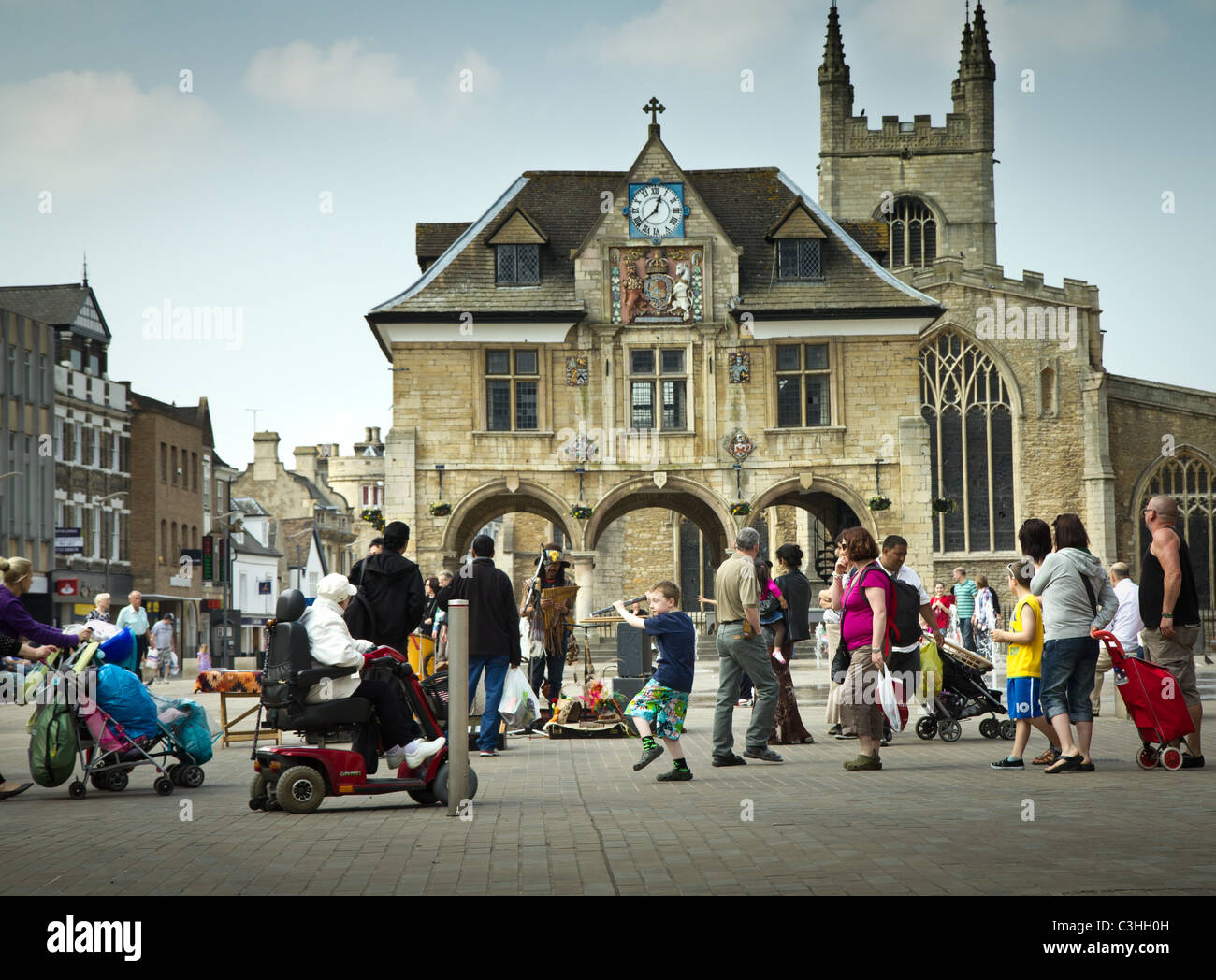 Musicisti in sala mercato Peterborough Cathedral Square, Regno Unito Foto Stock