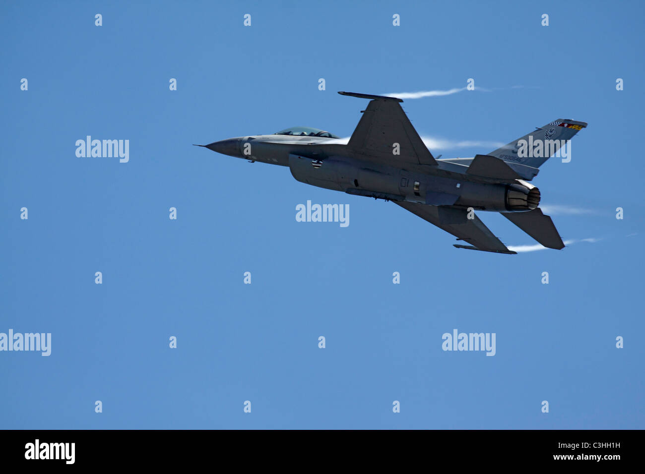 Un Lockheed Martin F-16 Fighting Falcon in volo. Foto Stock