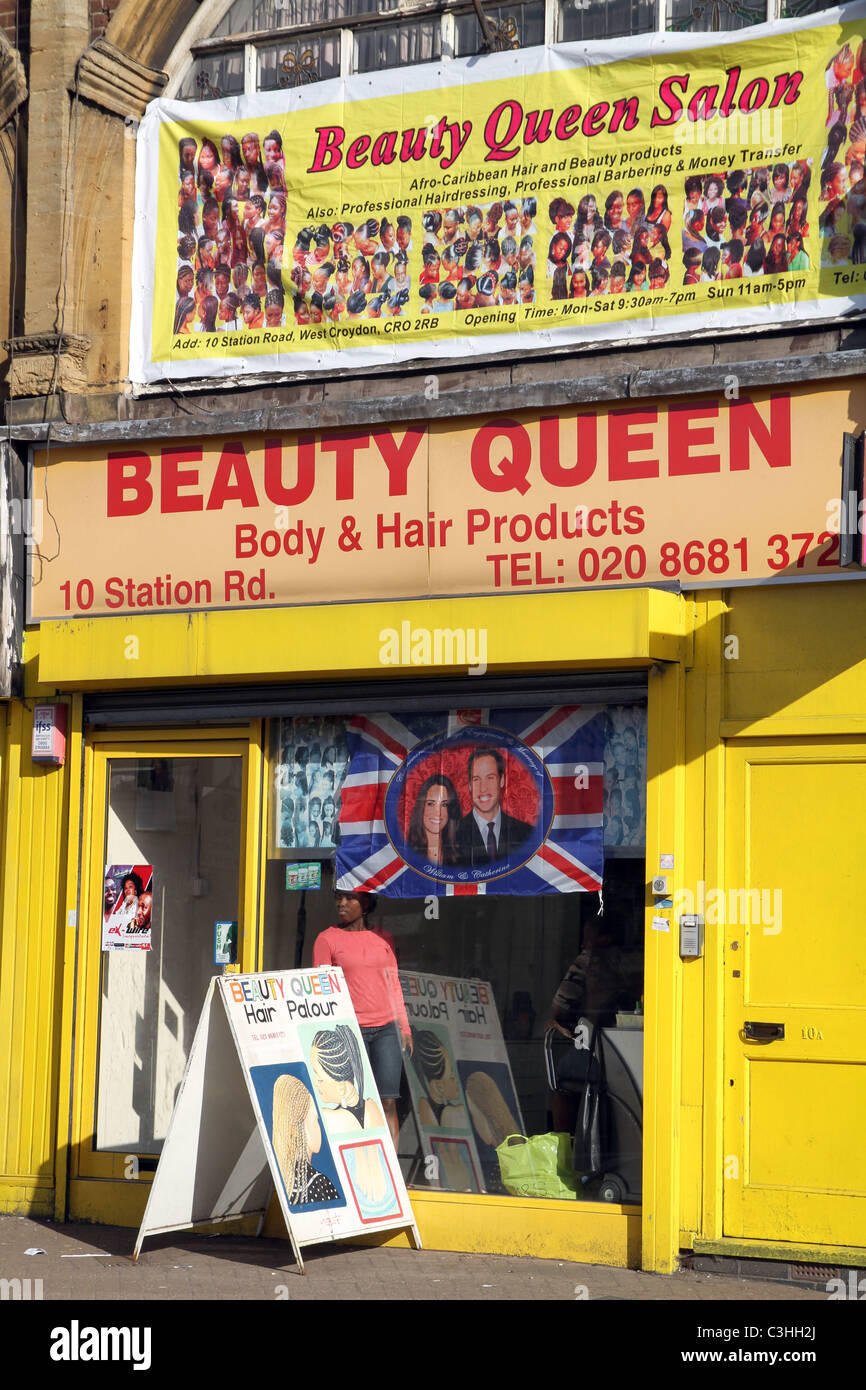 Bellezza capelli PARLOR SHOP A CROYDON, LONDON, Regno Unito con il Royal Wedding PHOTO nella finestra Foto Stock