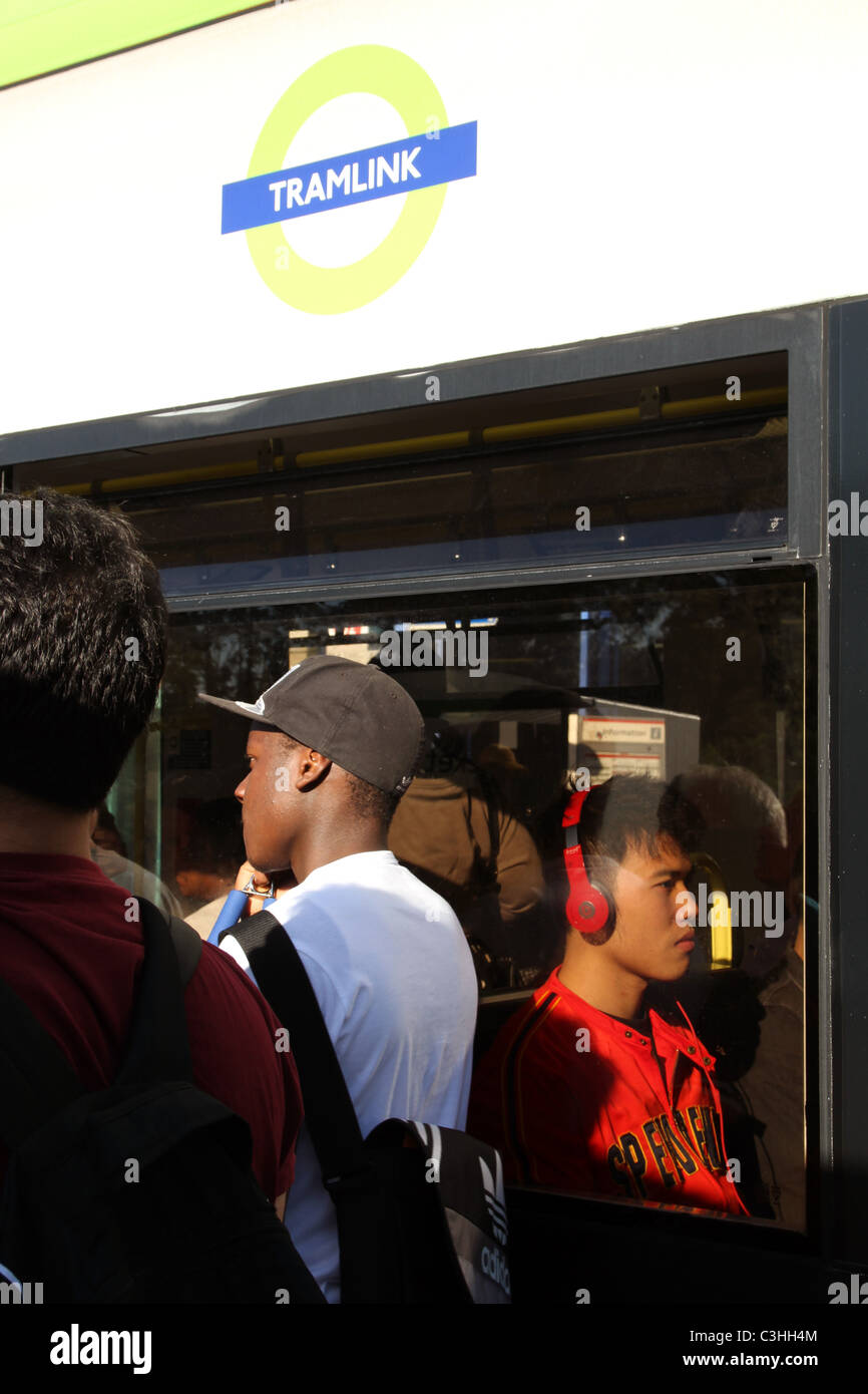 Passeggeri a bordo di un Tram a Croydon, LONDON, Regno Unito Foto Stock