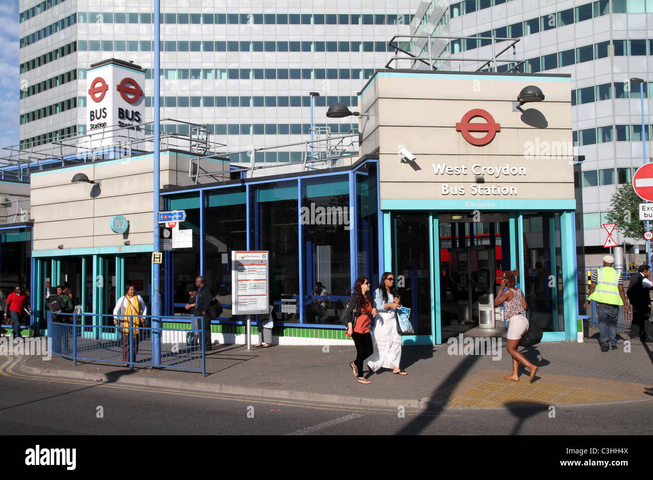 I PASSEGGERI IN UNA STAZIONE DEGLI AUTOBUS A CROYDON, LONDON, Regno Unito Foto Stock