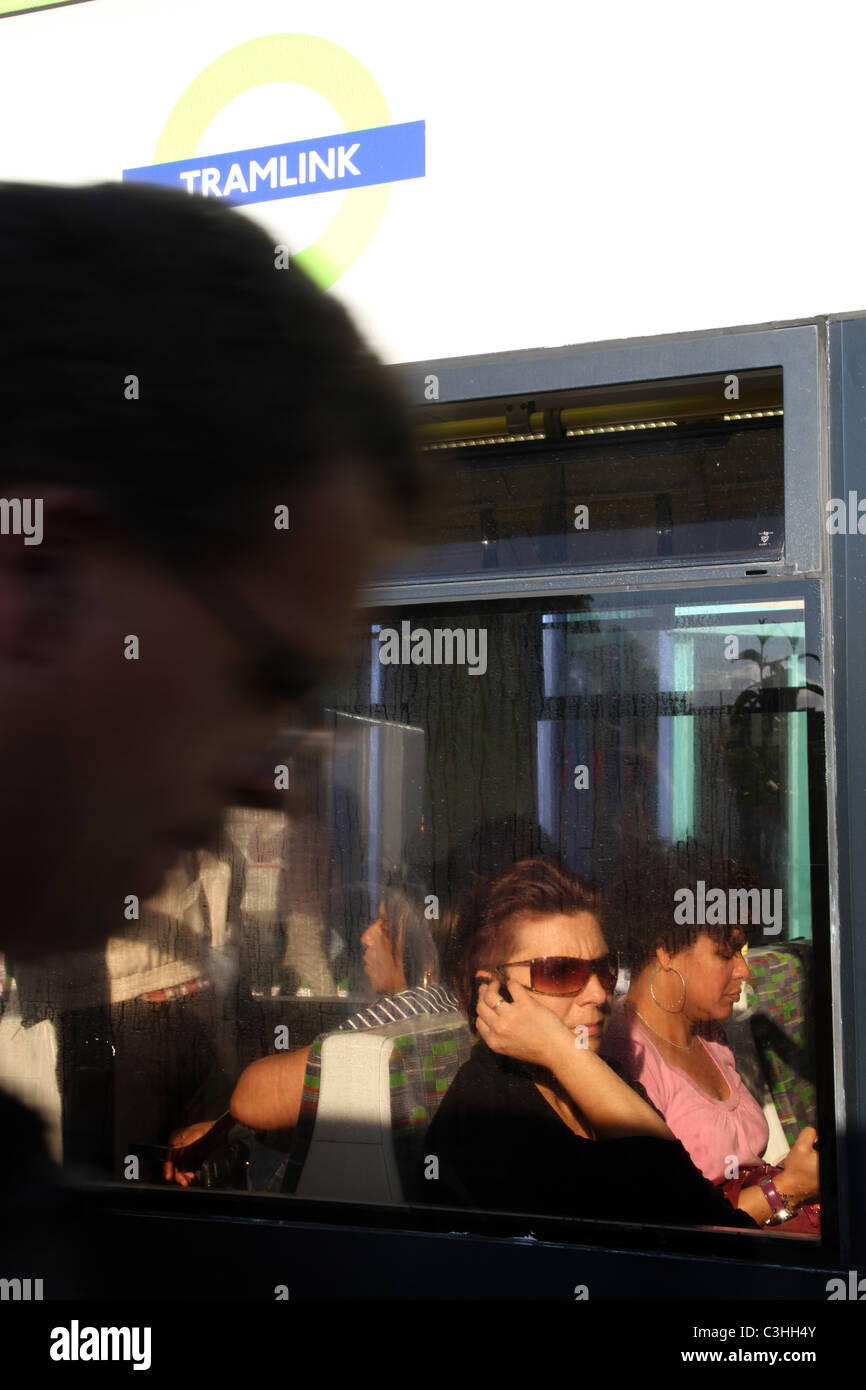 Passeggeri a bordo di un Tram a Croydon, LONDON, Regno Unito Foto Stock