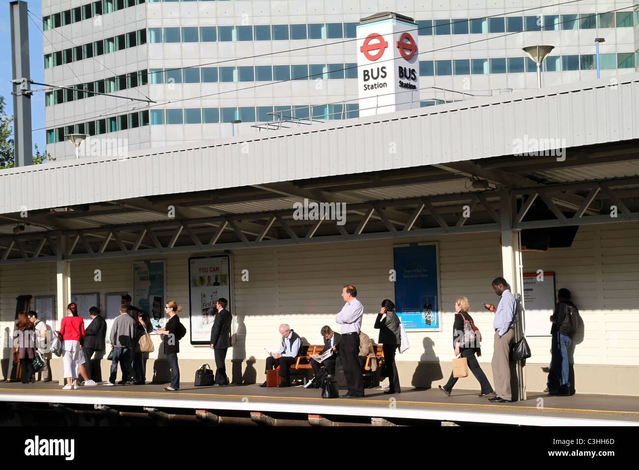I PASSEGGERI IN UNA STAZIONE DEGLI AUTOBUS A CROYDON, LONDON, Regno Unito Foto Stock
