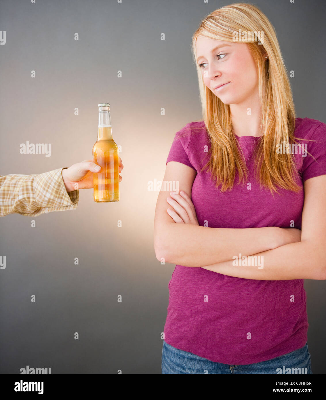 Giovane donna offerti birra Foto Stock