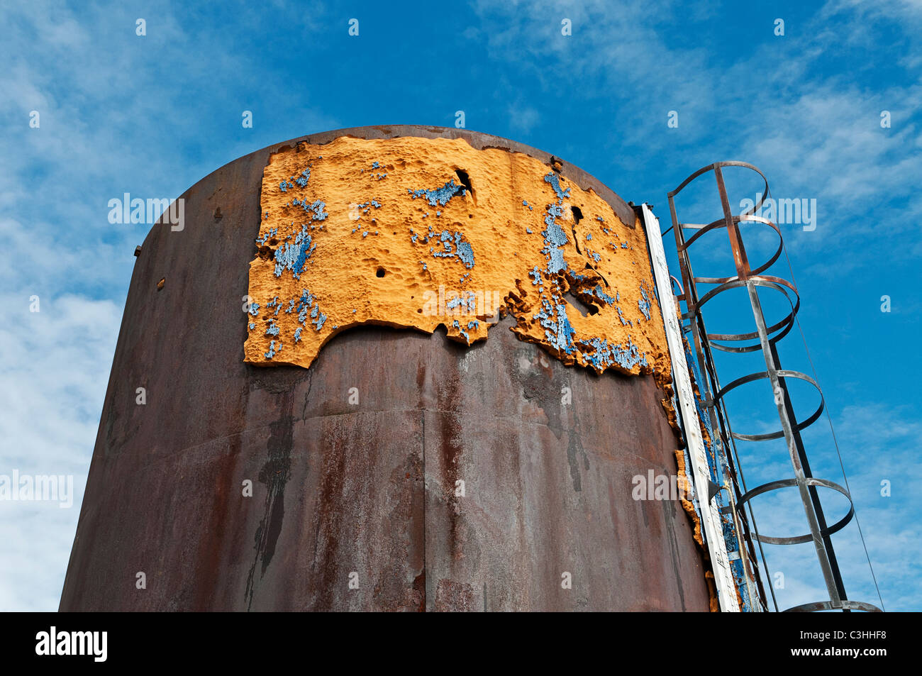 Paesaggio industriale: disattivato un olio grezzo serbatoio di stoccaggio si trova nel mezzo di un campo di grano, Saskatchewan, Canada. Foto Stock