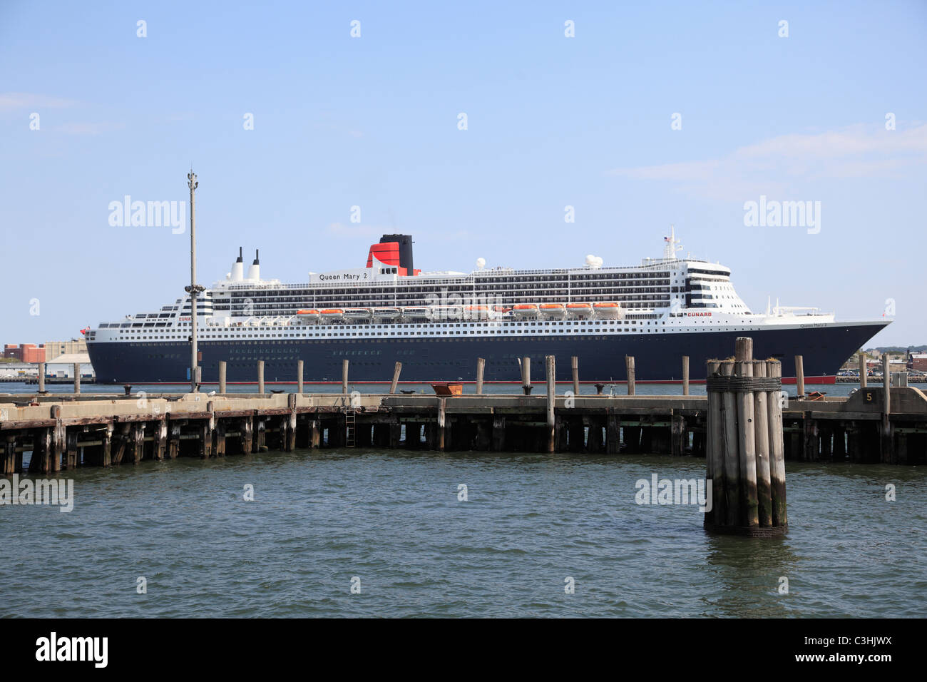 Queen Mary 2, ancorato in Red Hook Brooklyn cruise terminal, Red Hook, il porto di New York, New York City, Stati Uniti d'America Foto Stock