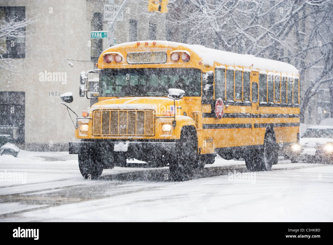 Stati Uniti d'America, New York City, scuola bus in blizzard Foto Stock