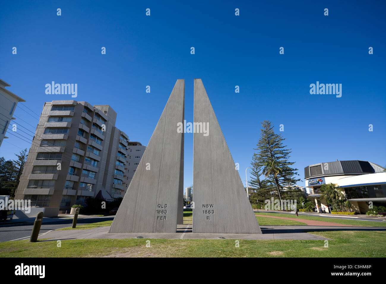 Marcatore di confine tra i due stati del Queensland e del Nuovo Galles del Sud. Dividendo le città gemellate Coolangatta e Tweed teste. Australia Foto Stock