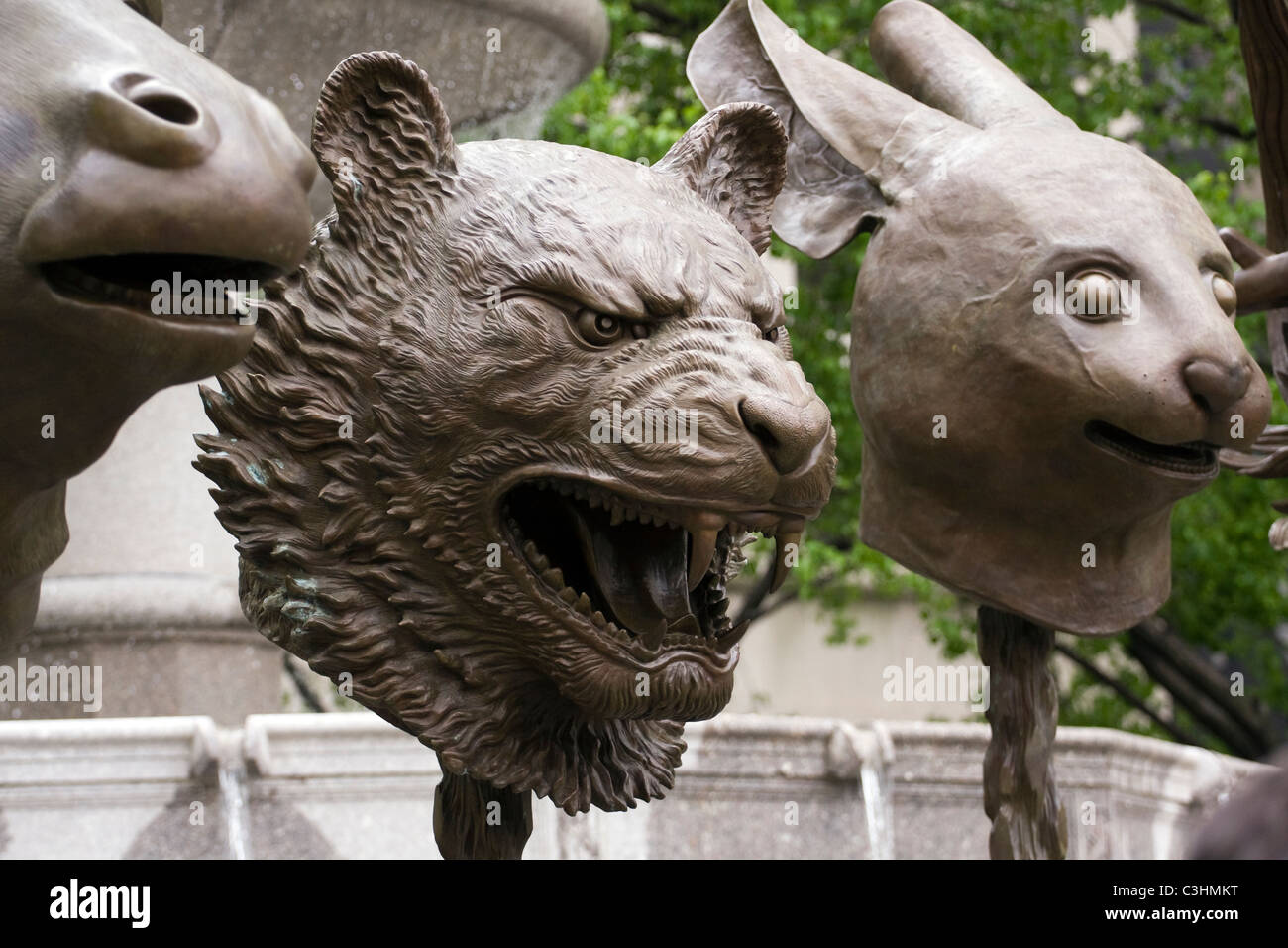 Sculture in bronzo "Zodiac Heads' dall artista cinese Ai Weiwei nel Pulitzer fontana nella città di New York Foto Stock