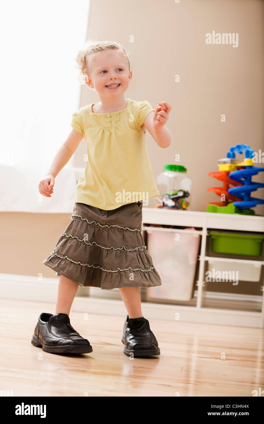 La ragazza (2-3) passeggiate in papà della scarpe Foto Stock