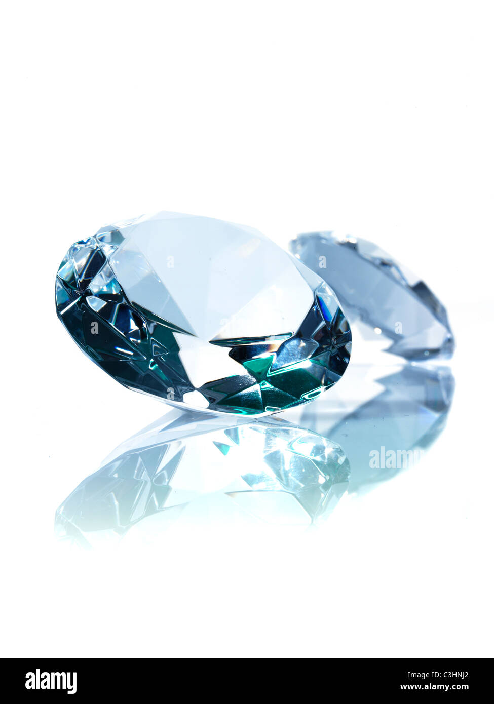 Due diamanti su sfondo bianco Foto Stock