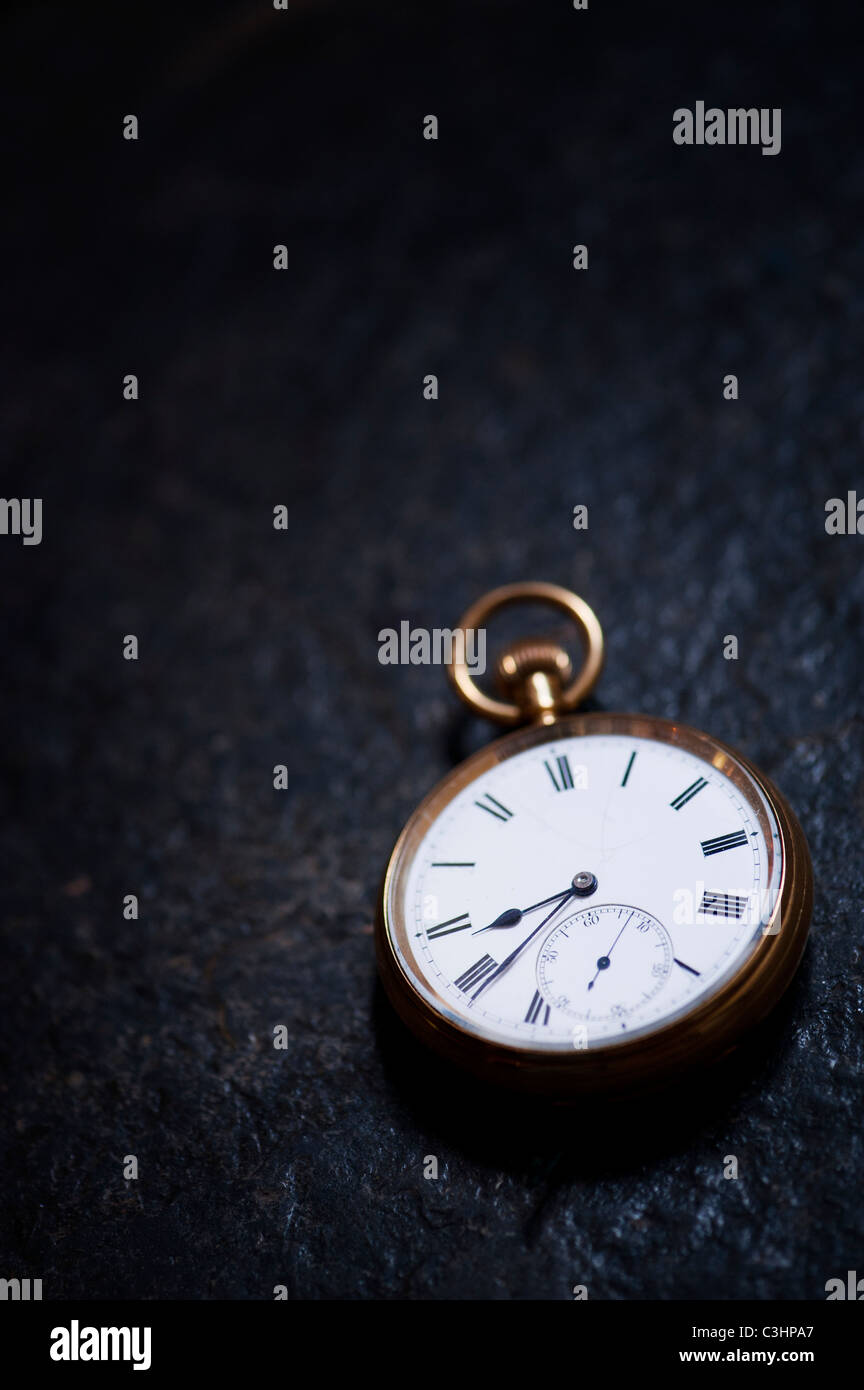 Vecchia faccia aperta pocket watch sull'ardesia Foto Stock