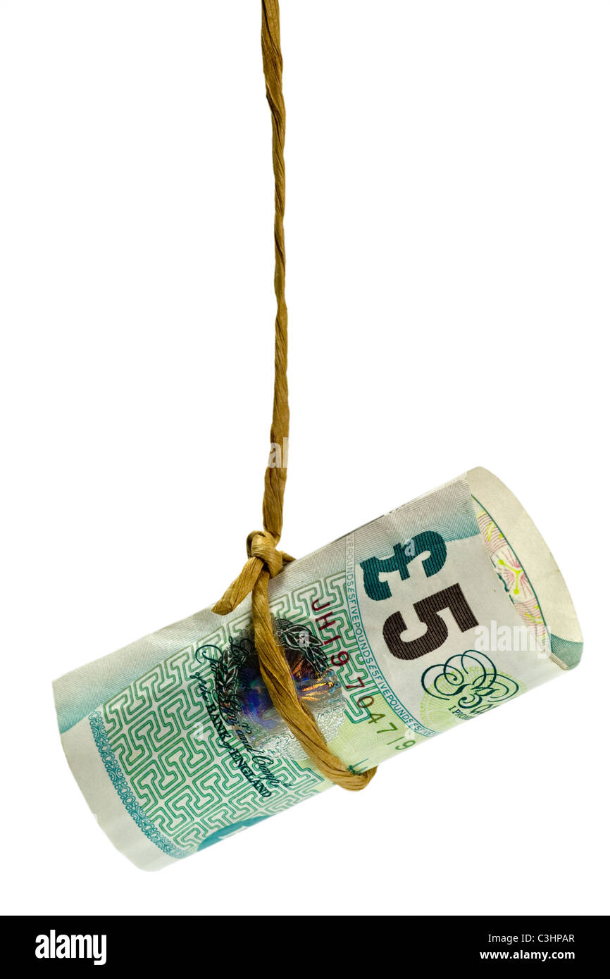 Dondolando British pound detenute da una fune isolati su sfondo bianco Foto Stock