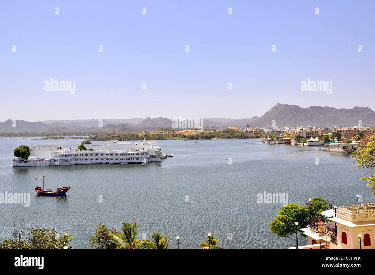 Una vista del Lago Palace hotel,Udaipur, India Foto Stock