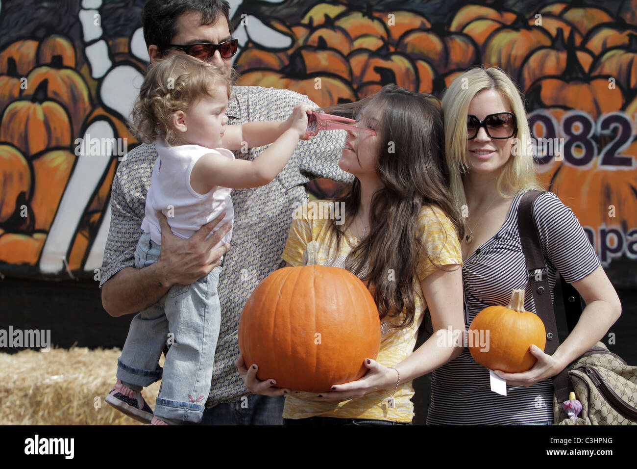 Scott Baio, moglie Renee Sloan con le loro figlie visita il sig. ossa Zucca Patch West Hollywood, California - 18.10.09 Foto Stock