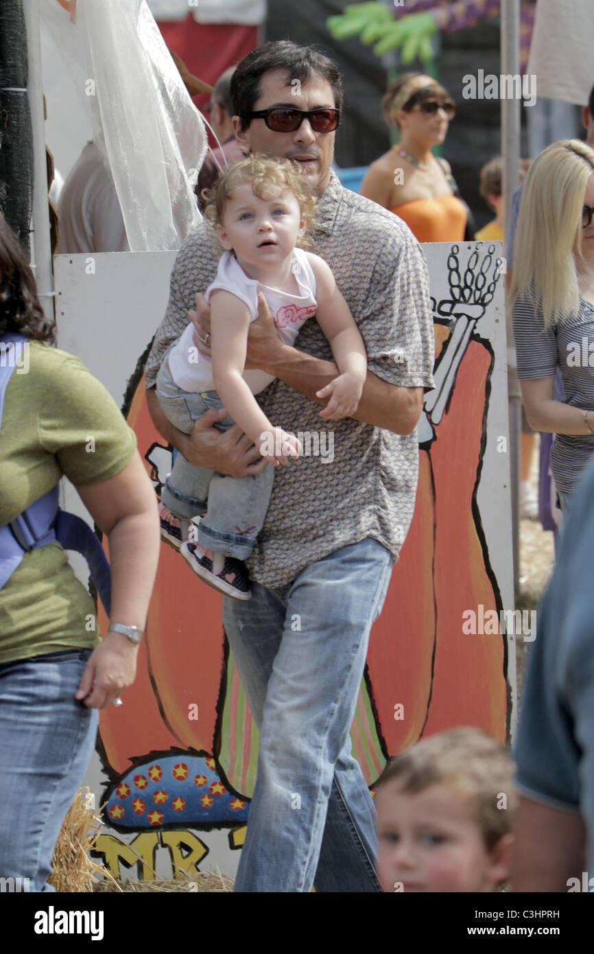 Scott Baio con sua figlia Bailey DeLuca visita il sig. ossa Zucca Patch West Hollywood, California - 18.10.09 Foto Stock