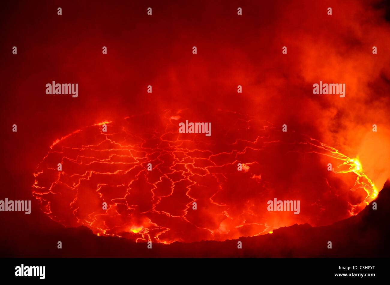 Il lago di lava in il Nyiragongo vulcano attivo, il Parco nazionale di Virunga, vicino a Goma sul Lago Kivu nell est della Repubblica Democratica del Congo. Foto Stock