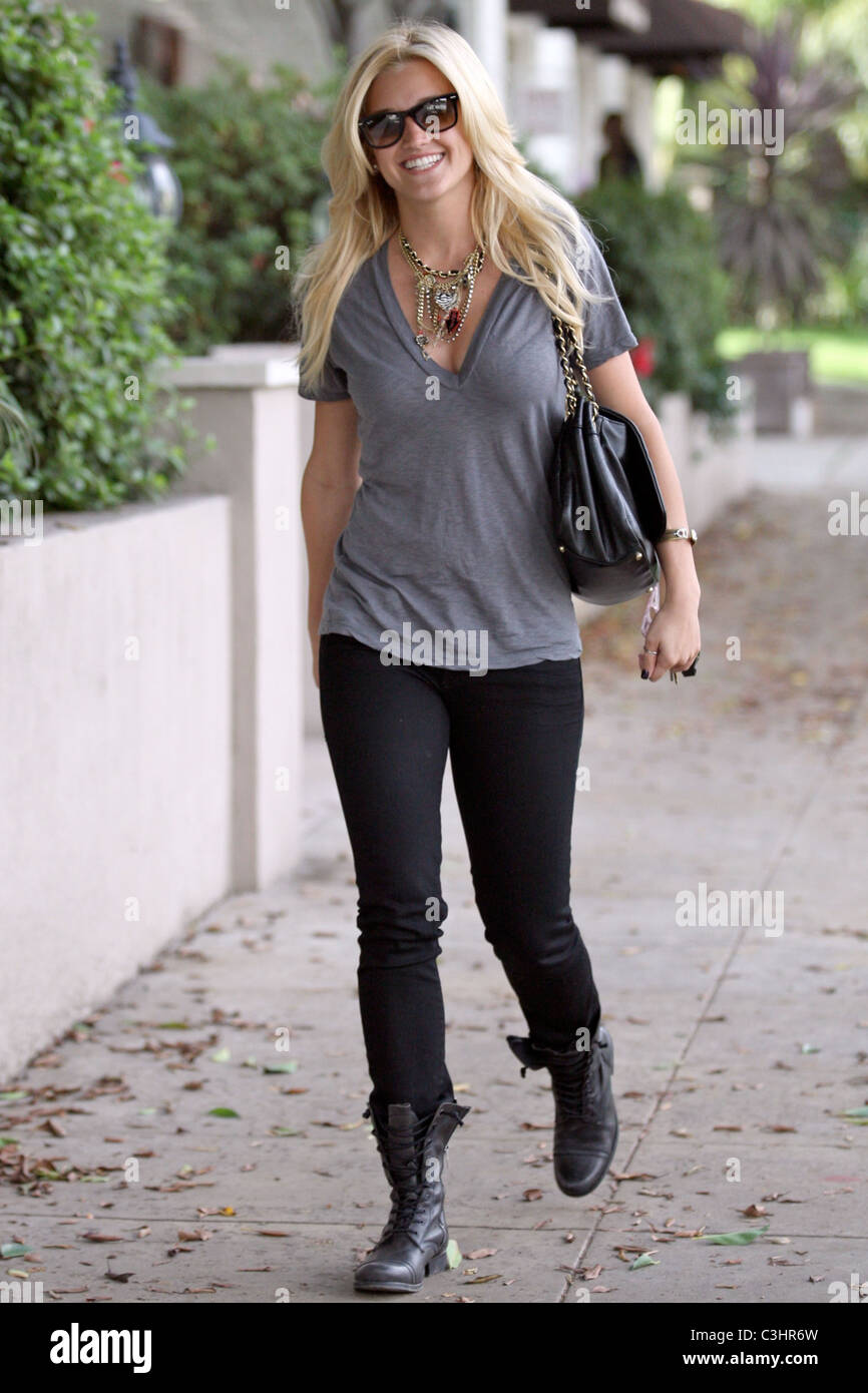 Il cantante Ashley Roberts della ragazza gruppo The Pussycat Dollls lasciando Chris McMillan Parrucchiere di Los Angeles, California - Foto Stock