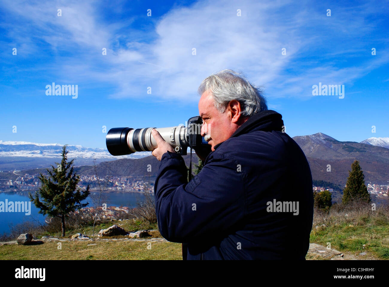 Fotografo di natura con fotocamera digitale sulla cima della montagna, Epiro, nel nord della Grecia. (Nei pressi di Vikos canyon) Foto Stock