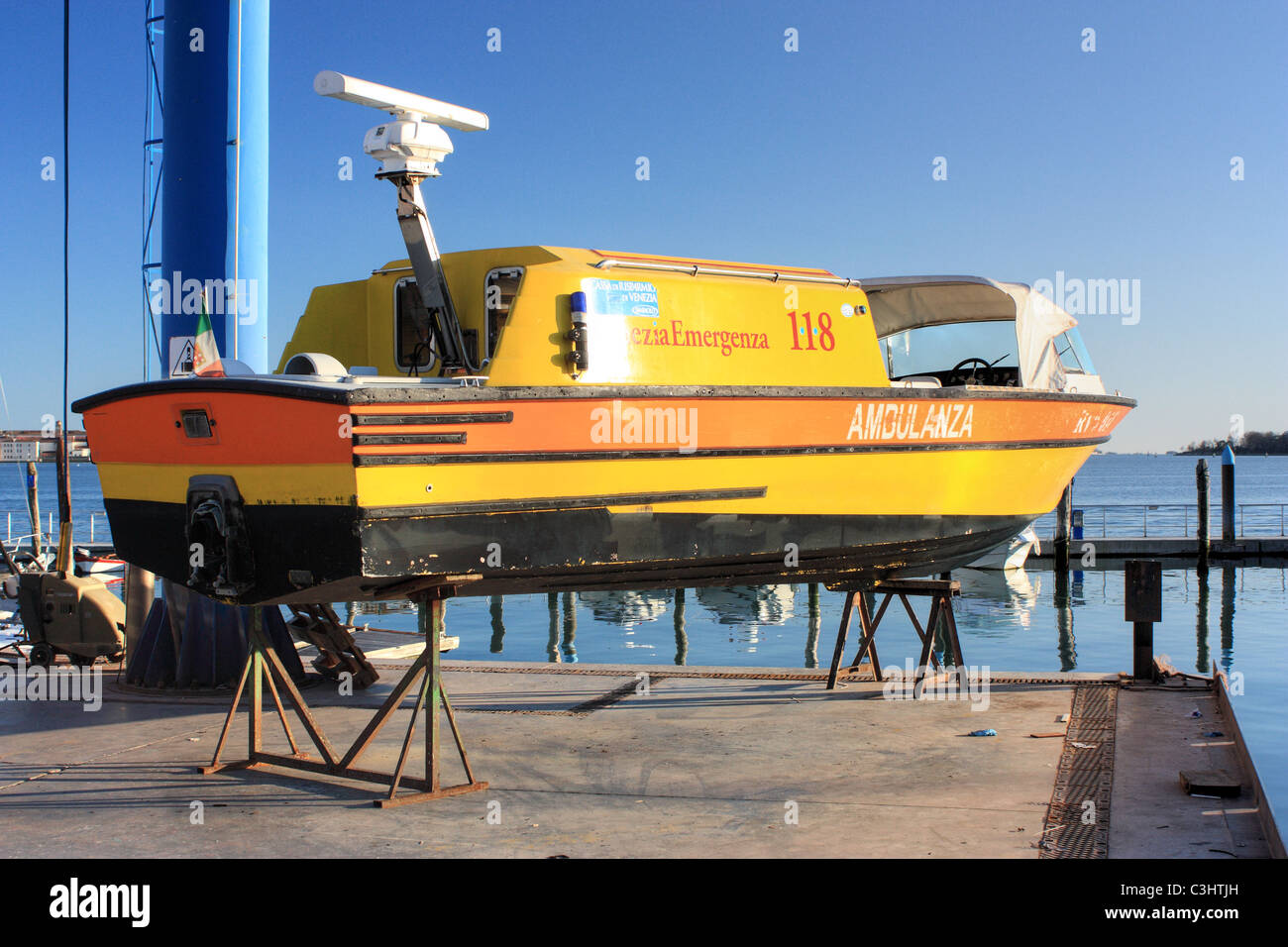 Venezia Emergenza - barca ambulanza in riparazione, Venezia Foto Stock