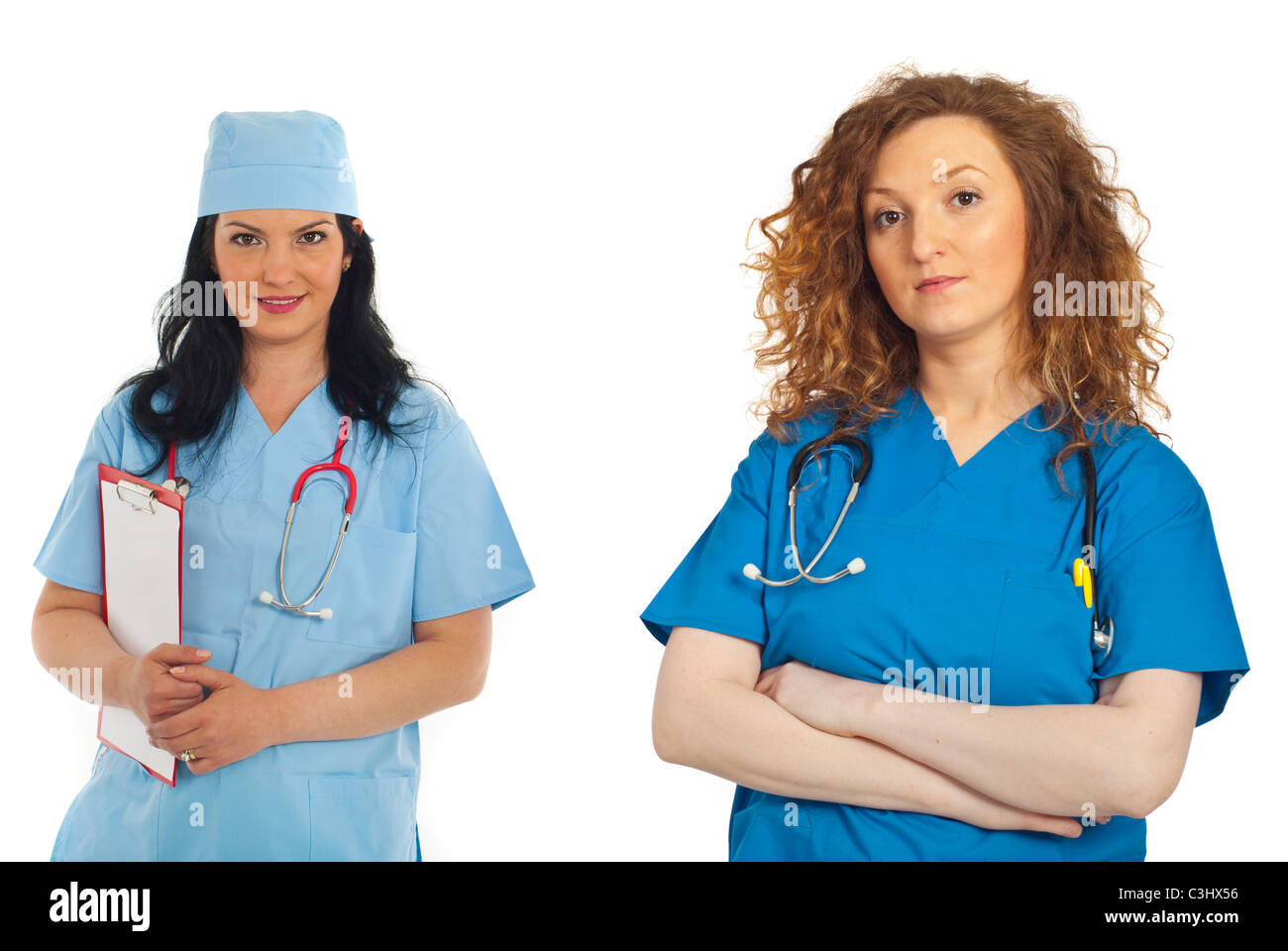 Bellezza redhead medico donna con le braccia incrociate in piedi nella parte anteriore della fotocamera e il suo collega bruna donna in background Foto Stock