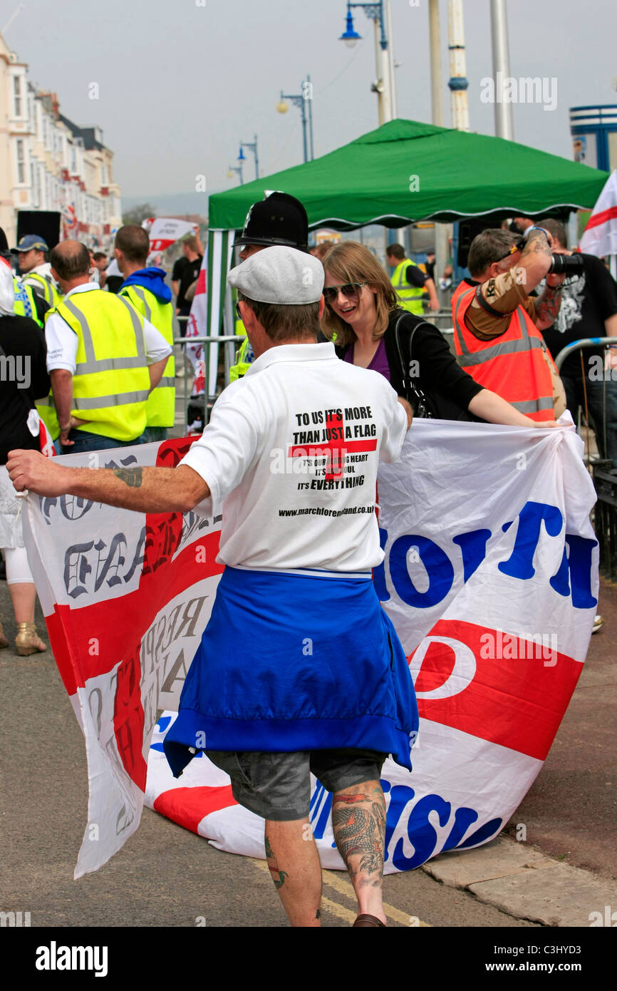 L'EDL stati indossando le azioni promozionali t-shirt a una dimostrazione in Weymouth Dorset Foto Stock