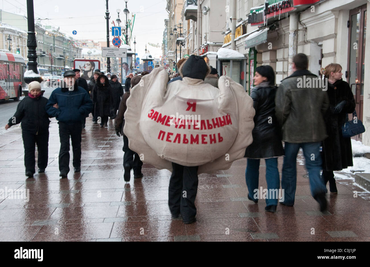 Annuncio a piedi per un gnocco - o pelmeni in russo di San Pietroburgo, Russia Foto Stock