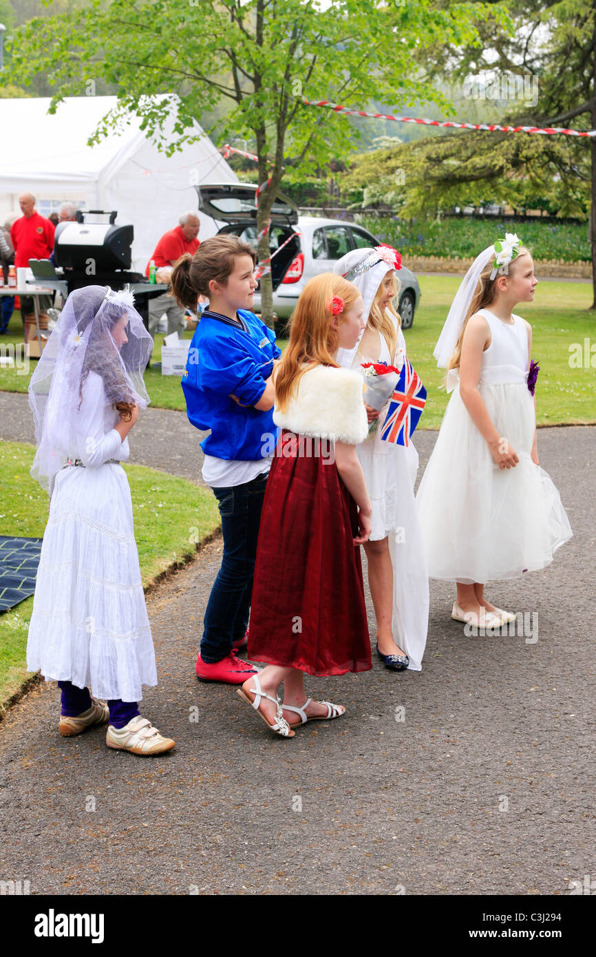Le giovani ragazze vestiti in abiti matrimoni a Royal Wedding-Fancy Dress  party Foto stock - Alamy