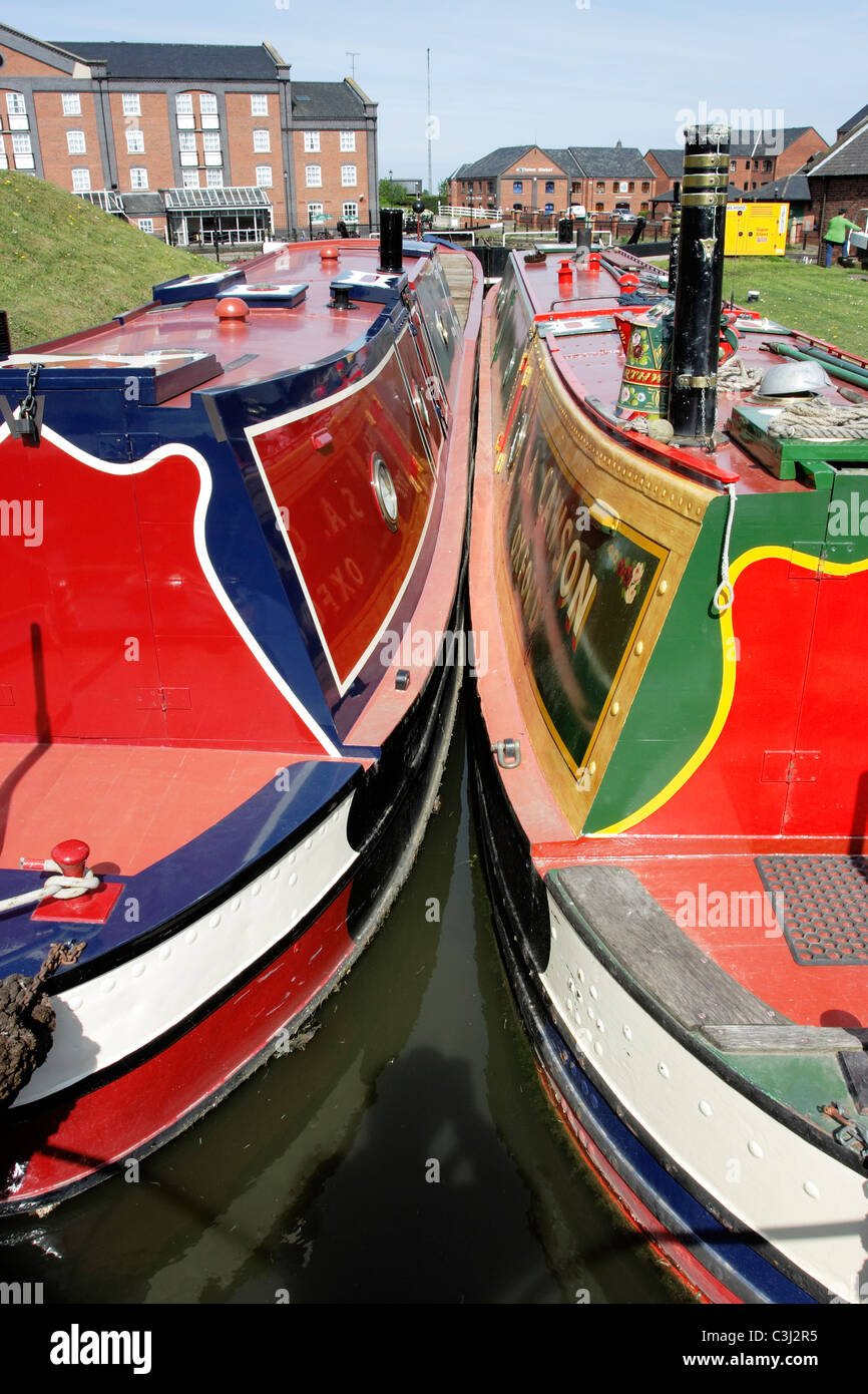 Canal strette barche ormeggiate fianco a fianco al National Waterways Museum a Ellesmere Port nel Cheshire Foto Stock