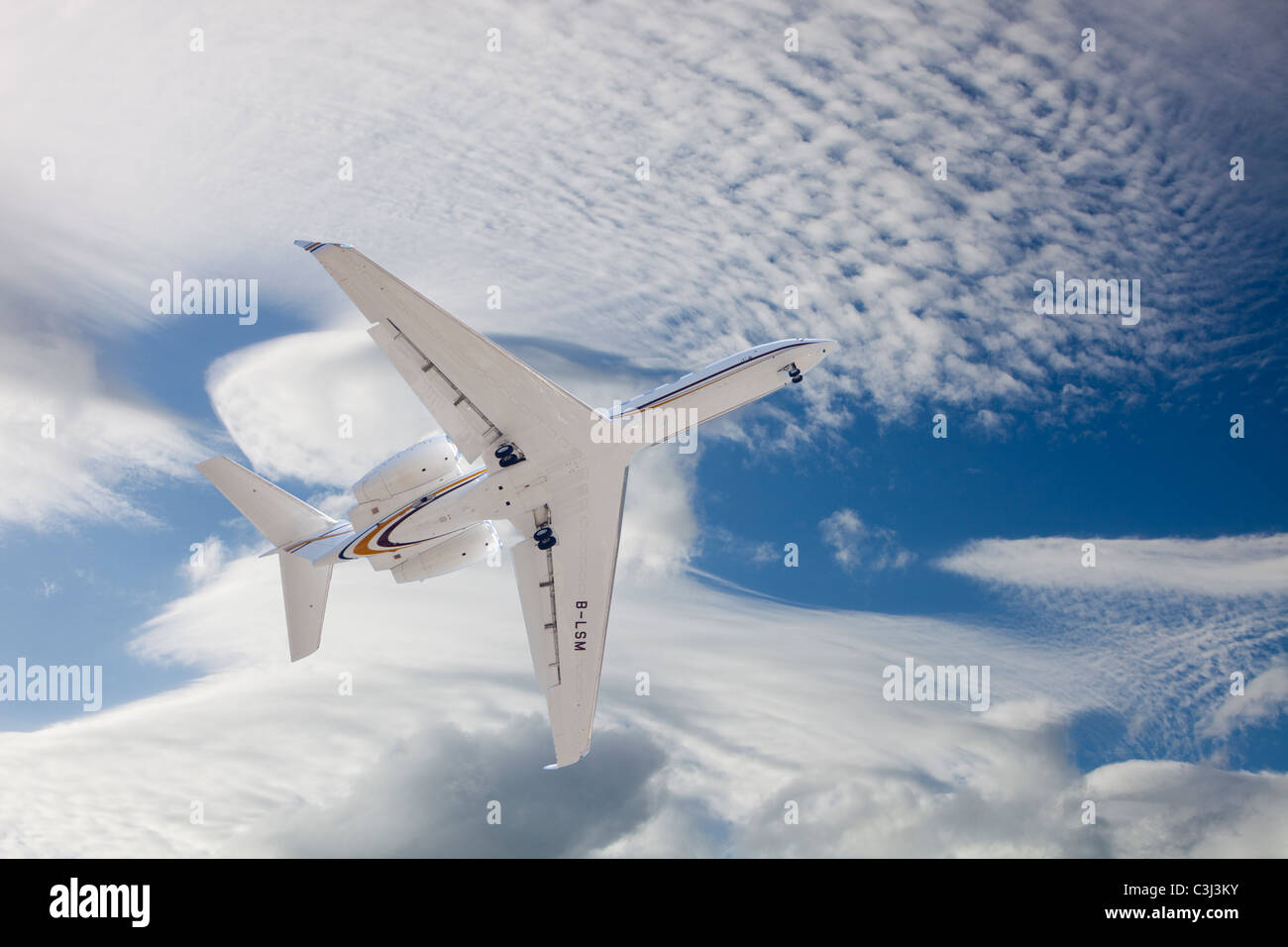 Elevato livello i modelli cloud sopra e un piano di decollo dall'aeroporto di Sydney. Foto Stock
