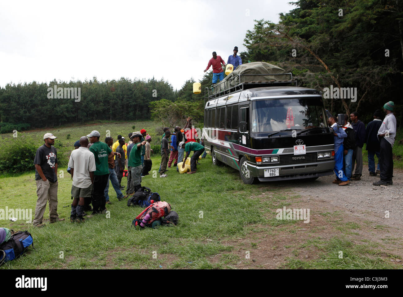 Aiutanti locali si stanno preparando il Kilimanjaro salita, alla Marangu Route a Mt. Kilimanjaro, Parco Nazionale del Kilimanjaro, Tanzania Africa Foto Stock