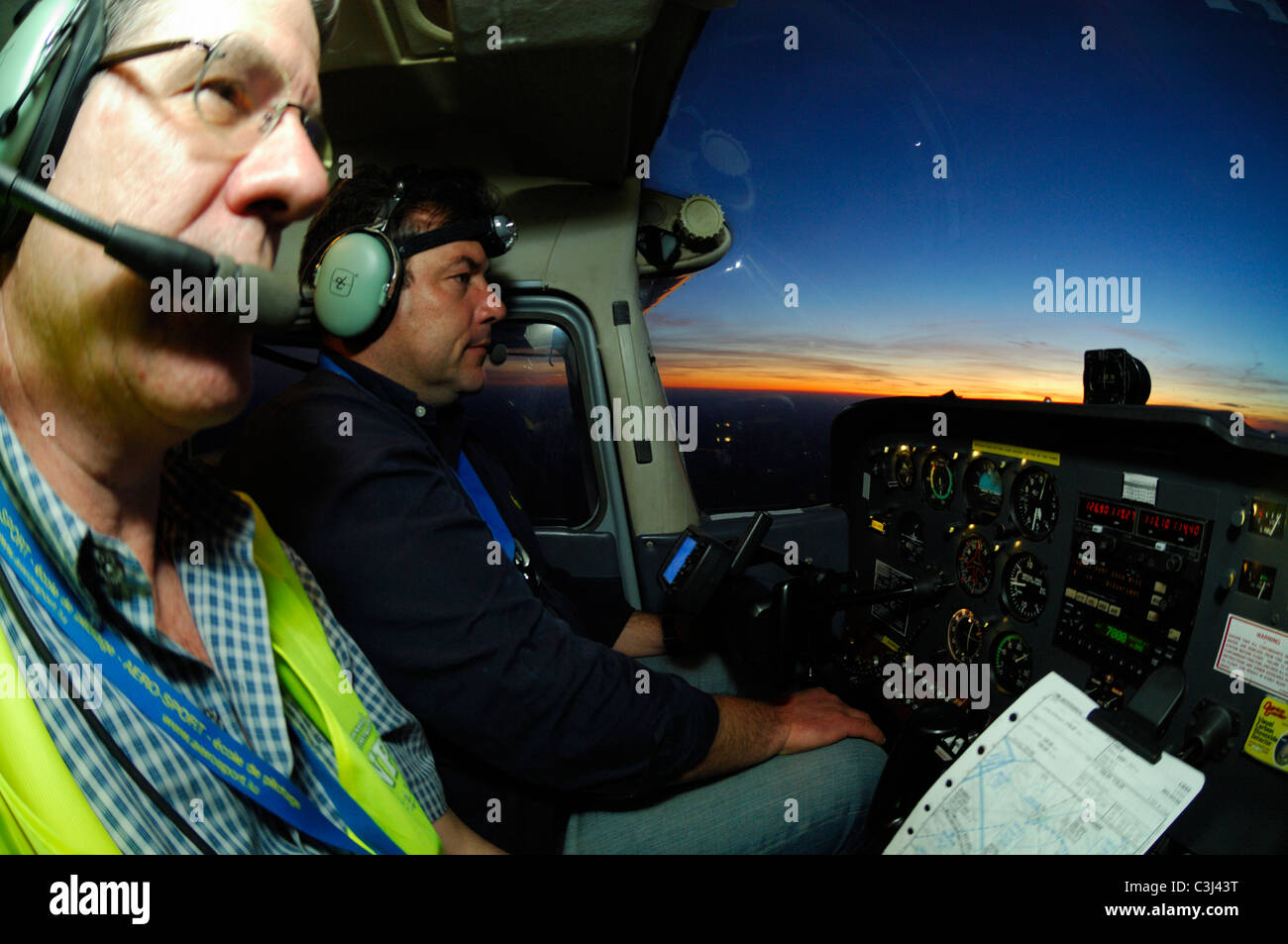 Istruttore di volo con studente pilota durante un volo notturno in un Cessna 172 oltre il paese di Lussemburgo Foto Stock