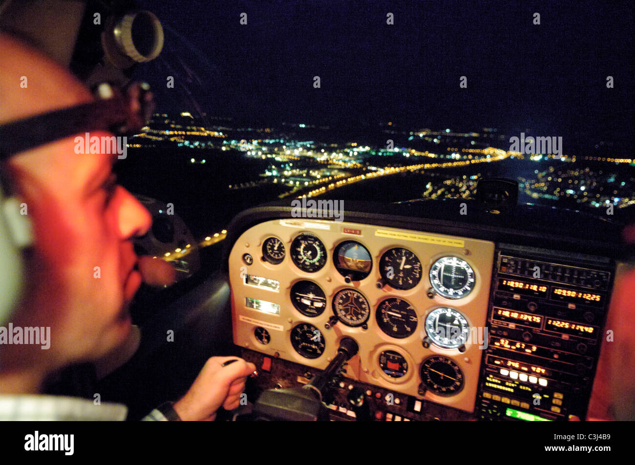Notte di volo VFR in un piccolo aereo Cessna 172 sopra la città di Lussemburgo Foto Stock