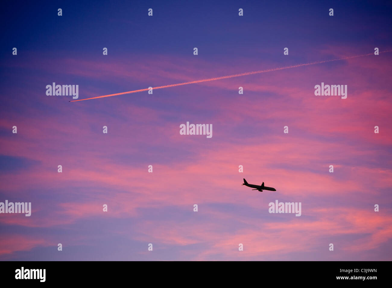 Piano contrail al tramonto vicino a Windermere Regno Unito Foto Stock