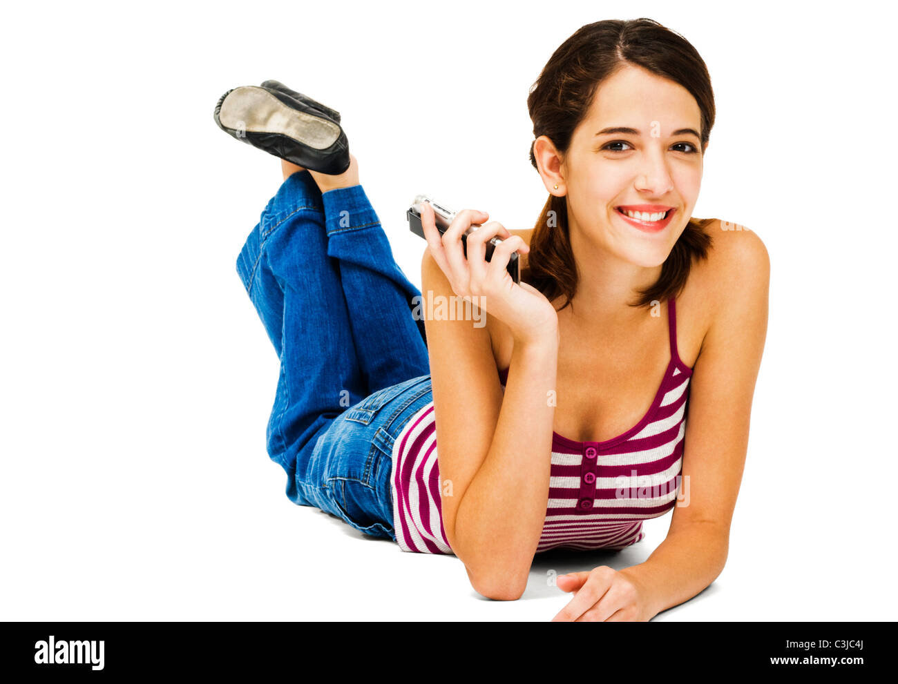 Donna che mantiene un telefono mobile e sorridente isolato su bianco Foto Stock