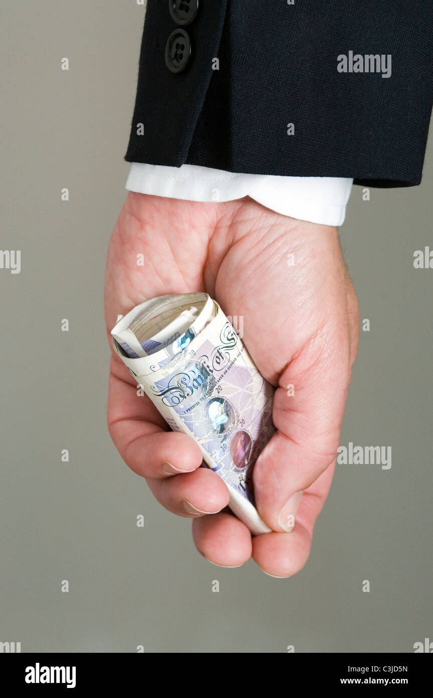 Uomo d affari con denaro Mans mano tenendo una mano posteriore il pagamento sfondo semplice Foto Stock