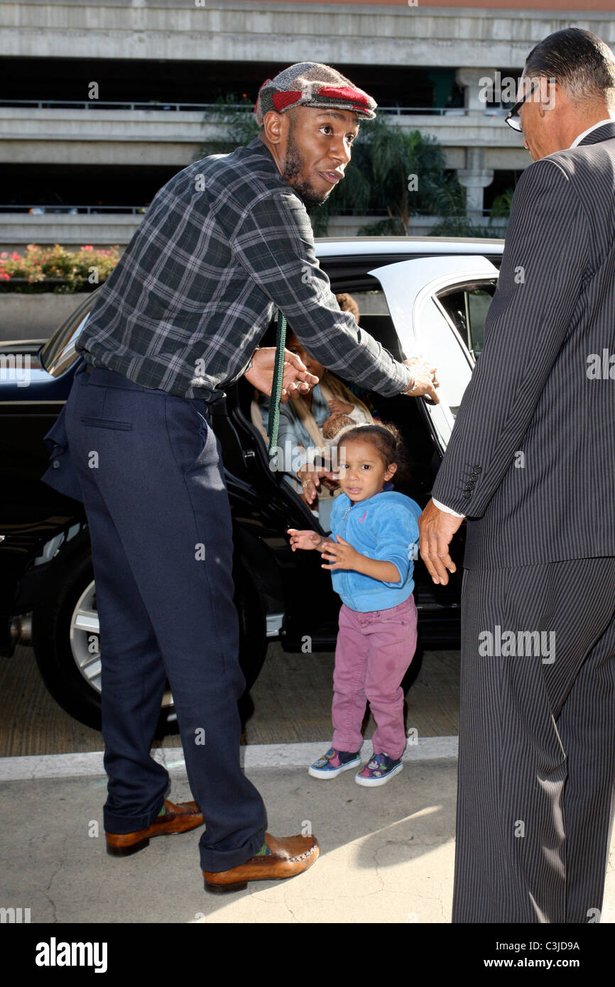 Il Mos Def di entrare in una limousine con la sua famiglia dopo il suo arrivo al LAX Airport di Los Angeles, California - 29.10.09 Foto Stock