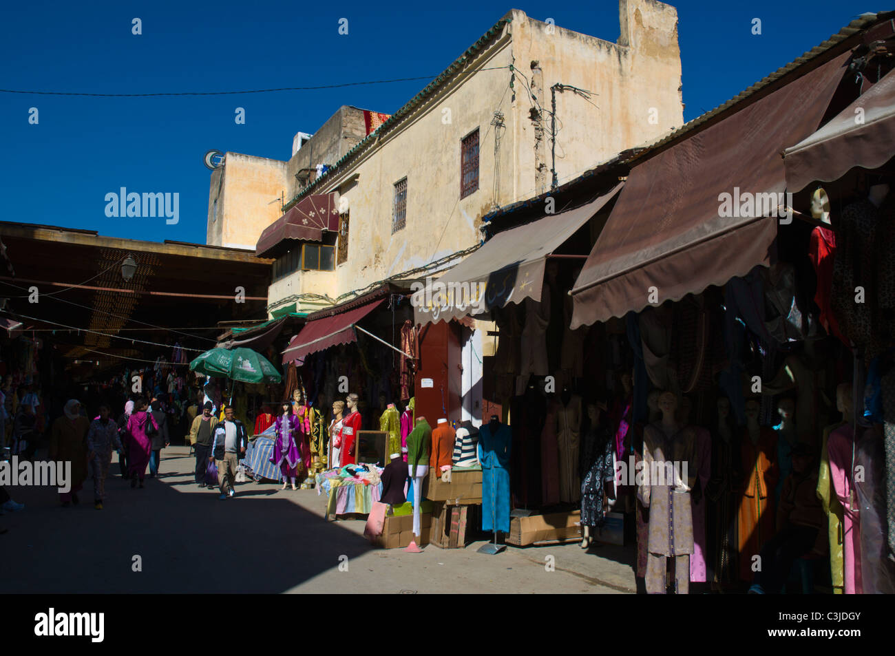 Negozi in Mellah il vecchio quartiere ebraico centrale di Fez Marocco settentrionale Africa Foto Stock