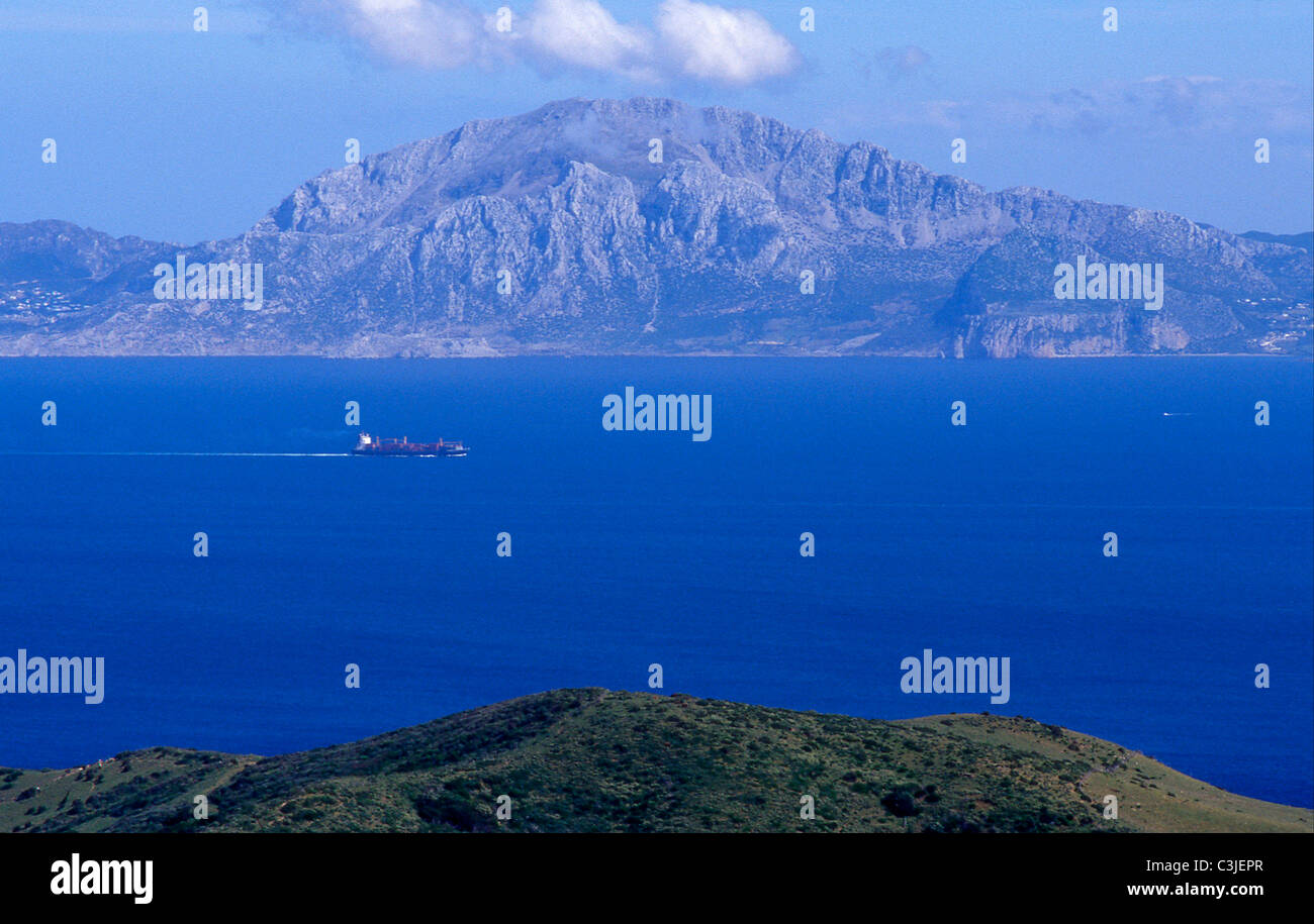 Stretto di Gibilterra e la costa africana visto da El Mirador del Estrecho vicino a Tarifa .La provincia di Cadiz Cadice . Andalusia.Spagna. Foto Stock