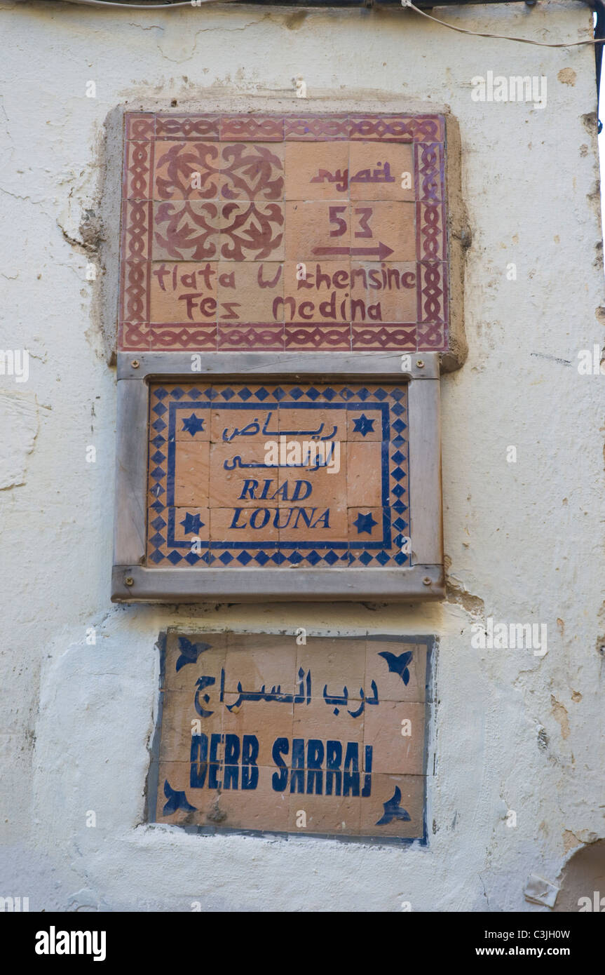 Via segni Medina (Fes el-Bali) città vecchia Fez Marocco settentrionale Africa Foto Stock