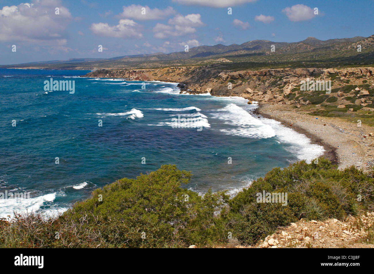 Il deserta costa frastagliata della spiaggia Toxeftra la parte meridionale della penisola di Akamas tra Agios Georgious e Lara Foto Stock