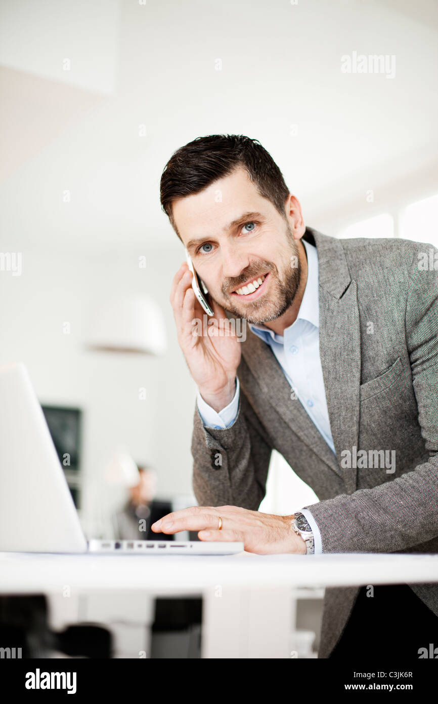 Uomo che lavora in ufficio Foto Stock