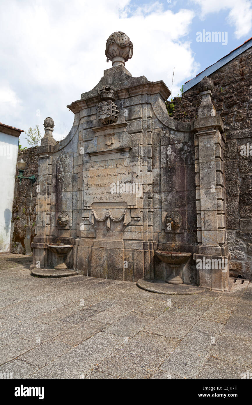 Ottocentesca fontana nel centro storico di Guimaraes, Portogallo. Patrimonio Mondiale dell'UNESCO. Foto Stock