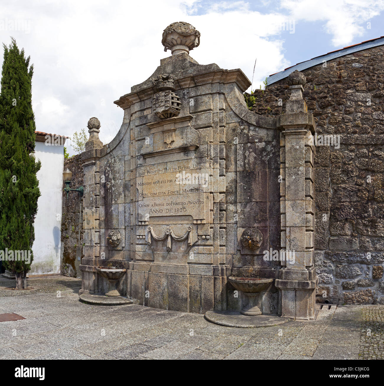 Ottocentesca fontana nel centro storico di Guimaraes, Portogallo. Patrimonio Mondiale dell'UNESCO. Foto Stock