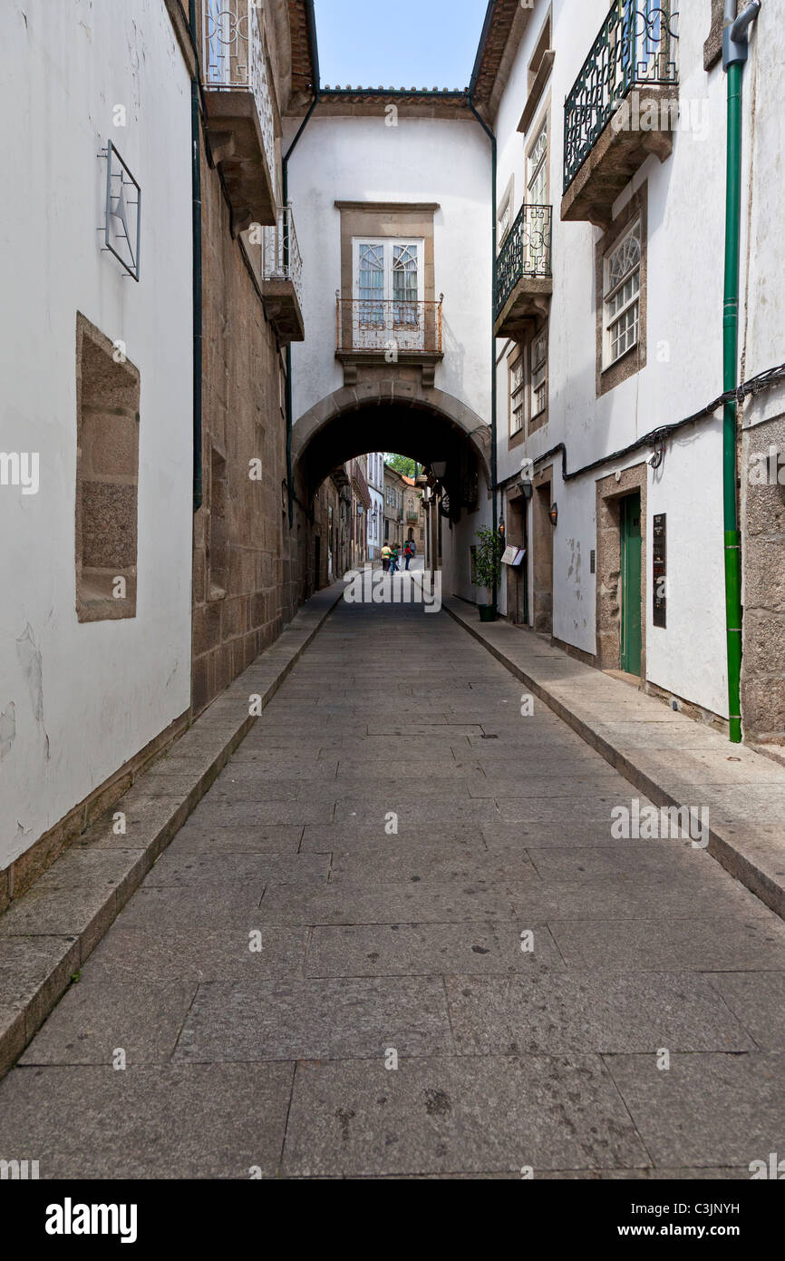 Santa Maria Street nel centro storico di Guimaraes, Portogallo. Patrimonio Mondiale dell'UNESCO. Foto Stock