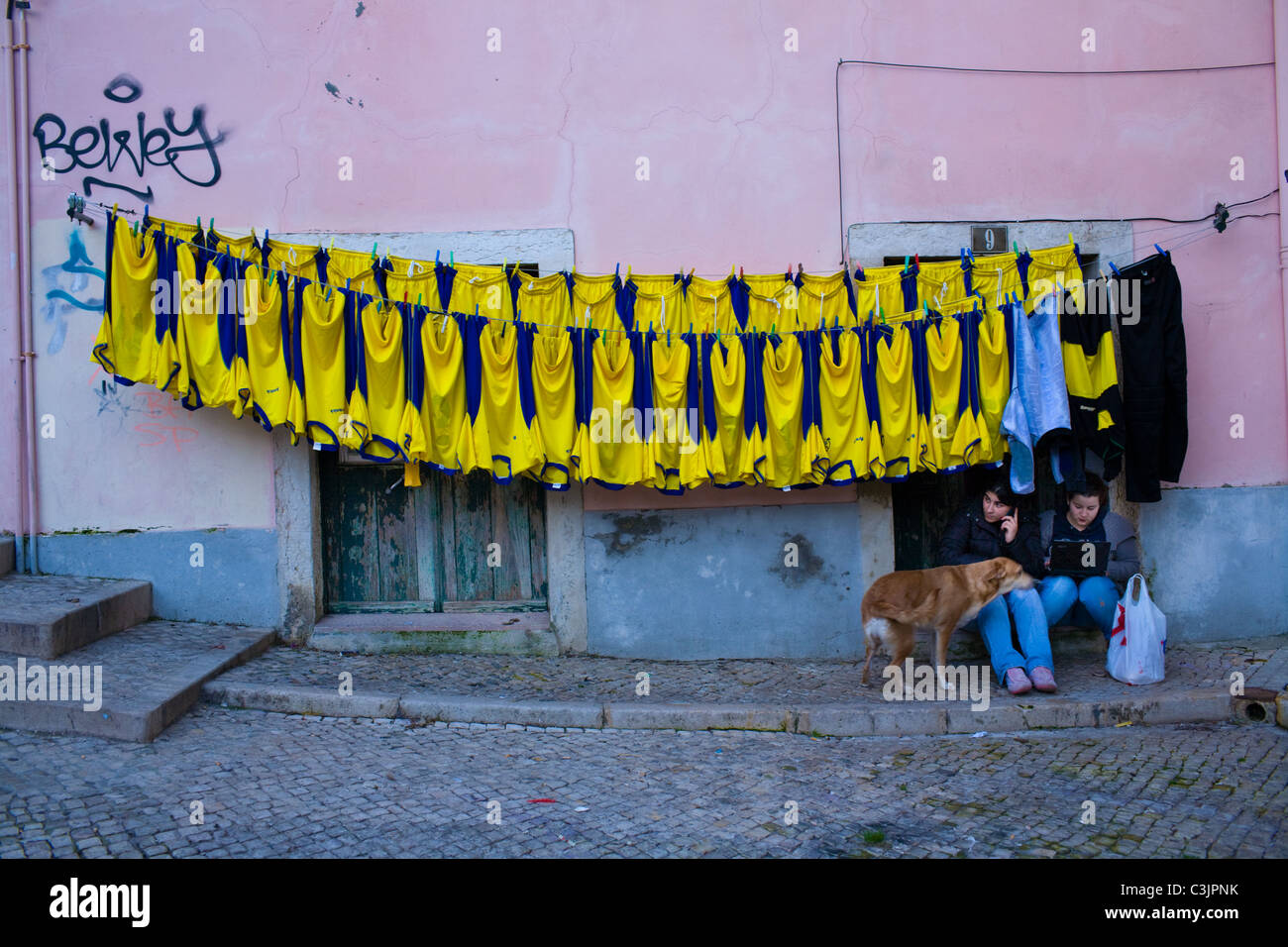 Divise da calcio appesi dopo il bucato, Lisbona, Portogallo Foto Stock