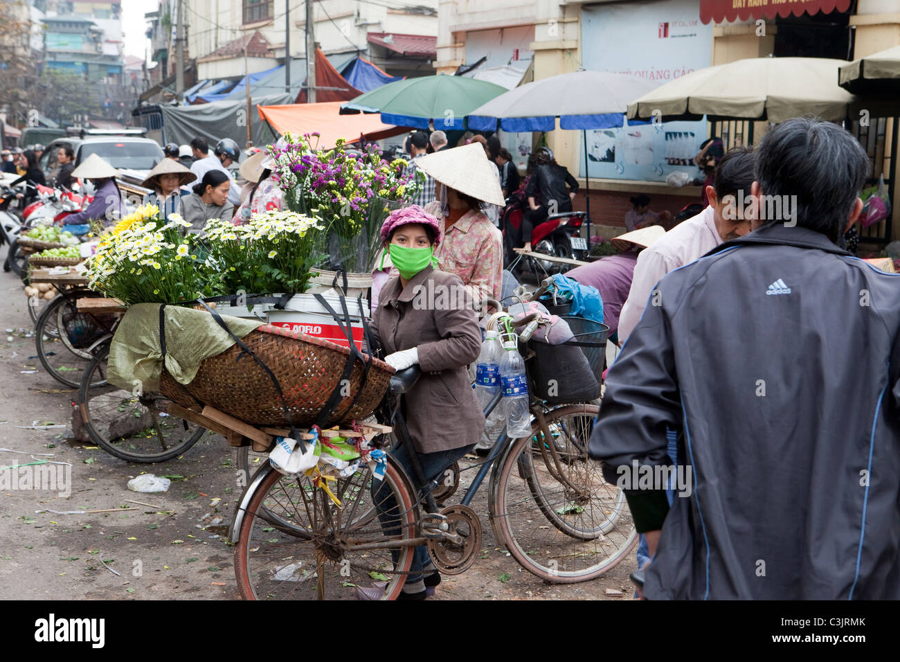Strada trafficata scena, Hanoi, Vietnam Foto Stock