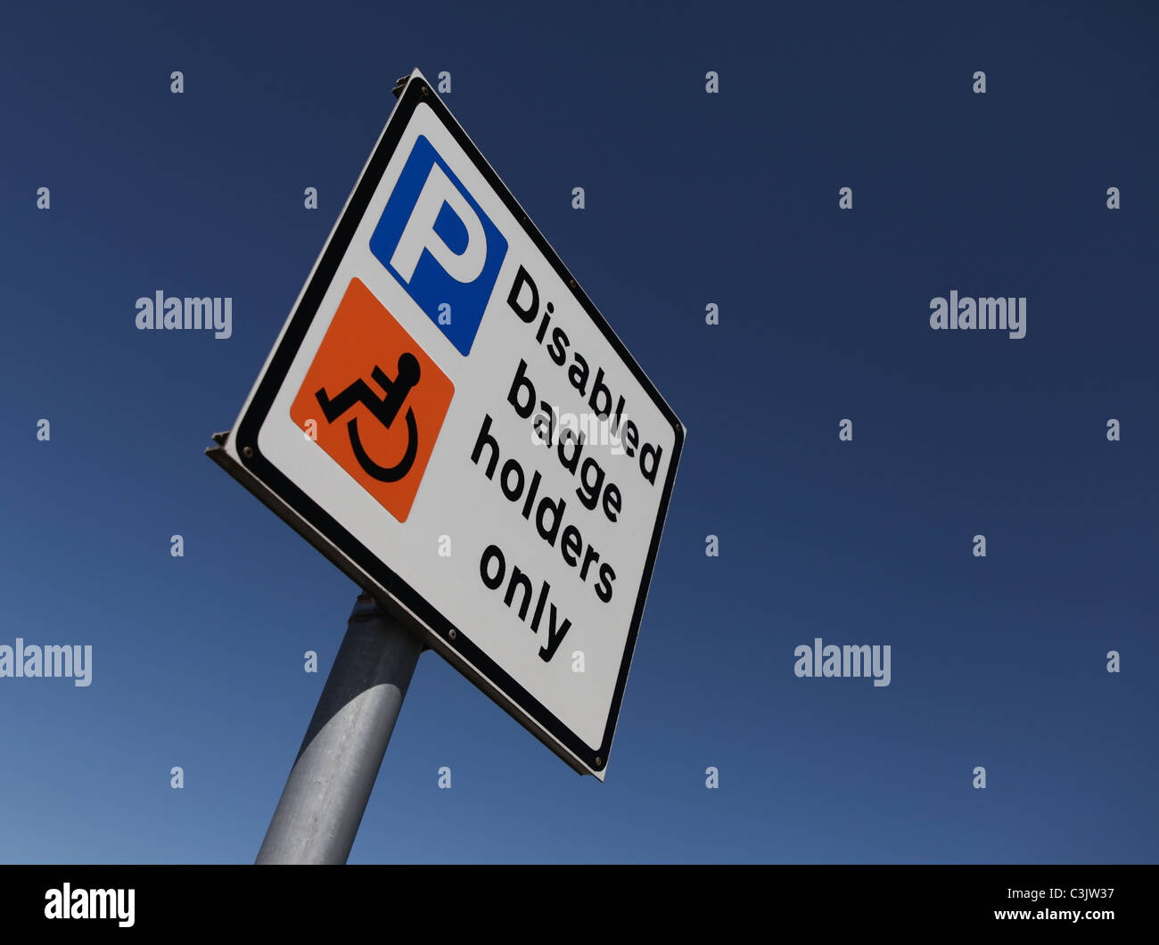 Badge disabili titolari solo segno per piloti disabili in un parcheggio nel Regno Unito. Foto Stock