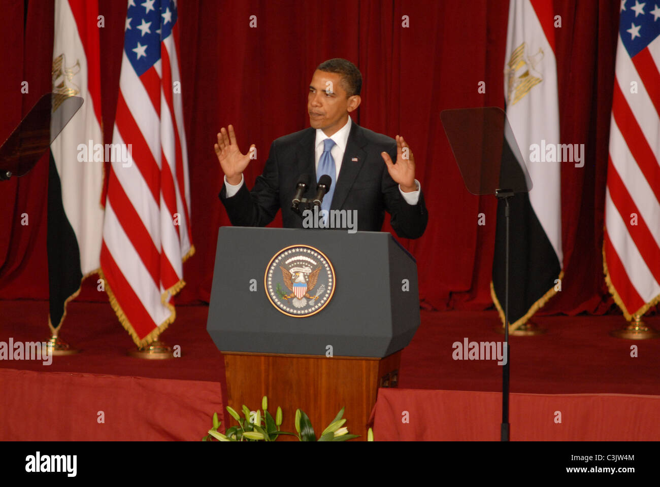 Il Presidente Usa Barack Obama fa una grande politica discorso al mondo arabo e islamico dell università del Cairo. Foto Stock